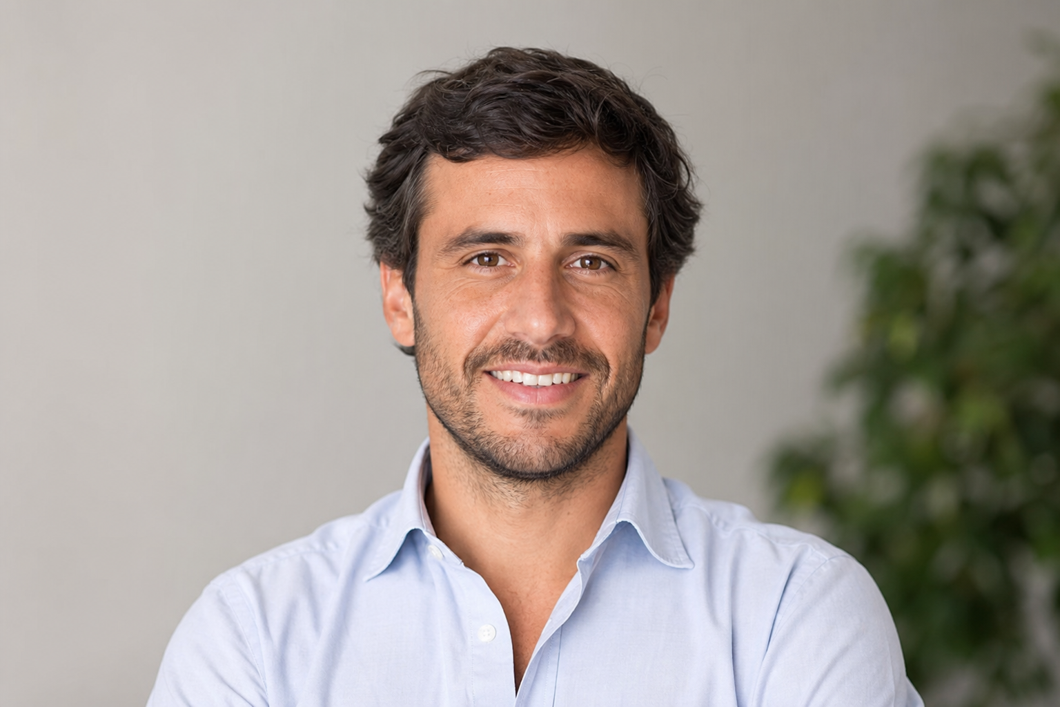 Ronald Bravo, fundador de FletesPro, en operación de fletes en Santiago